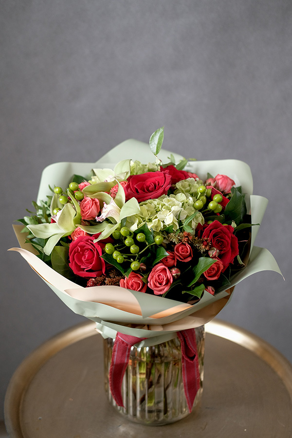 Букет алых роз и нежно-салатовых орхидей2