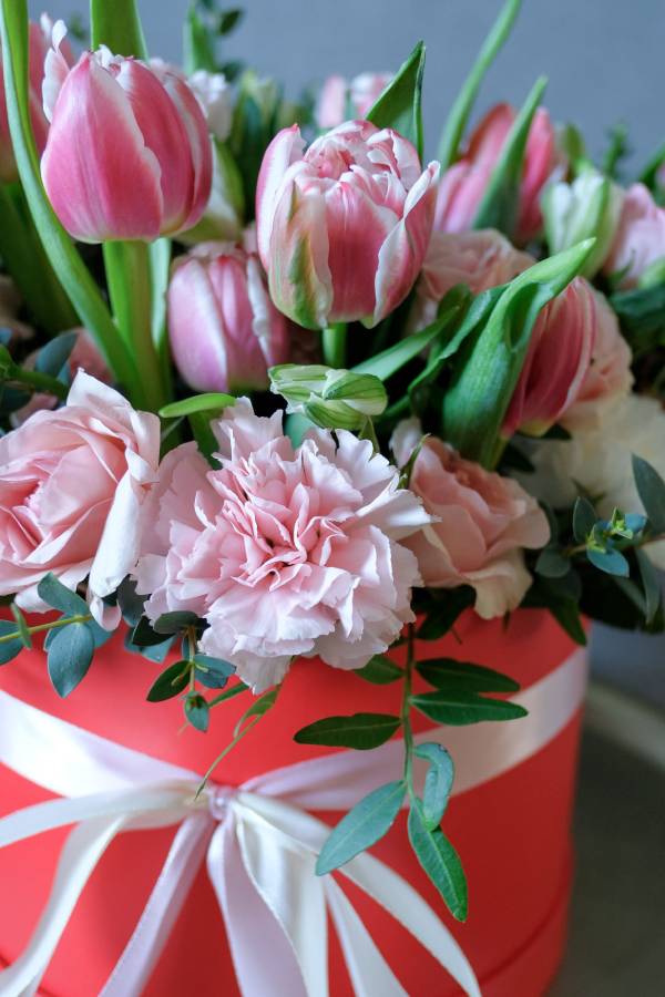 Композиция с розовыми тюльпанами