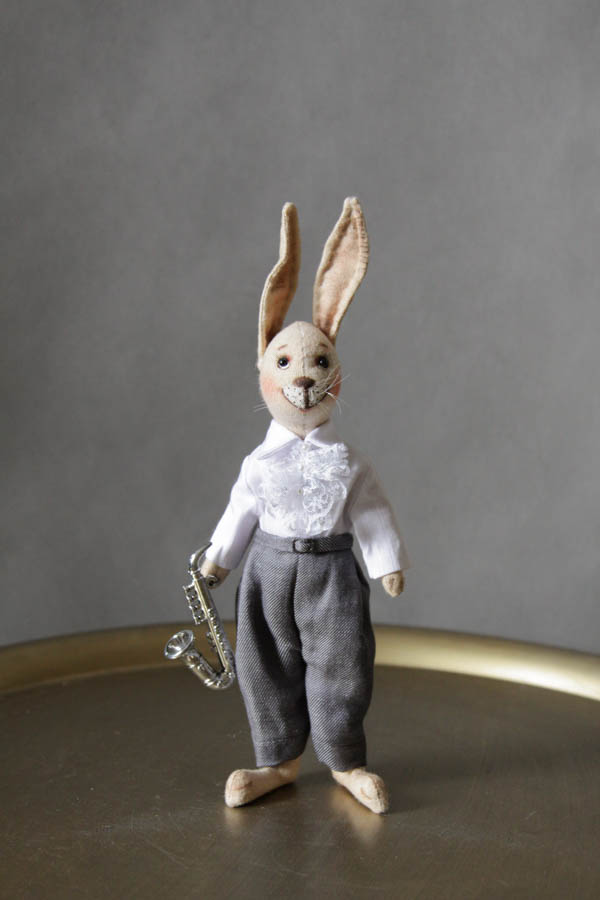 Кролик с саксофоном