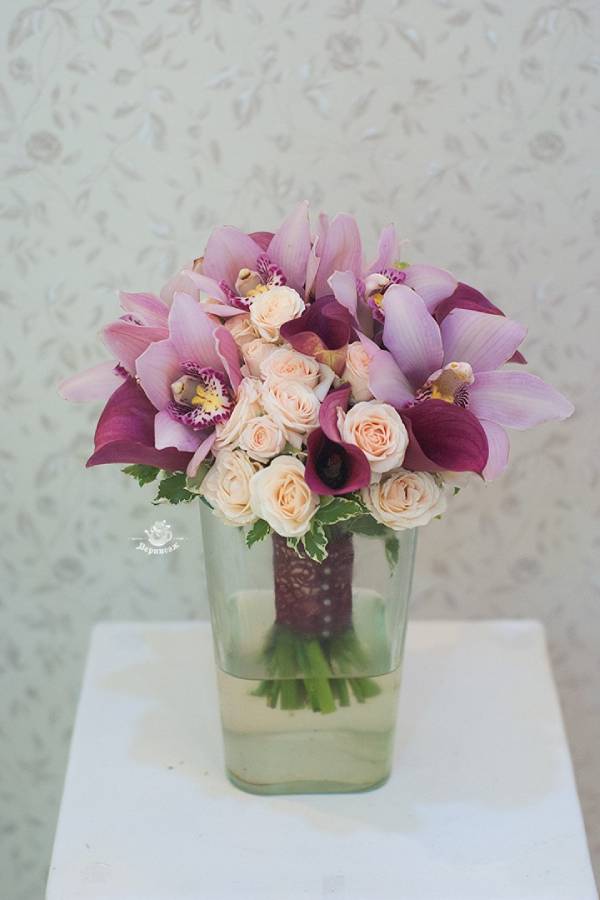 букет с орхидеями и кремовыми розами