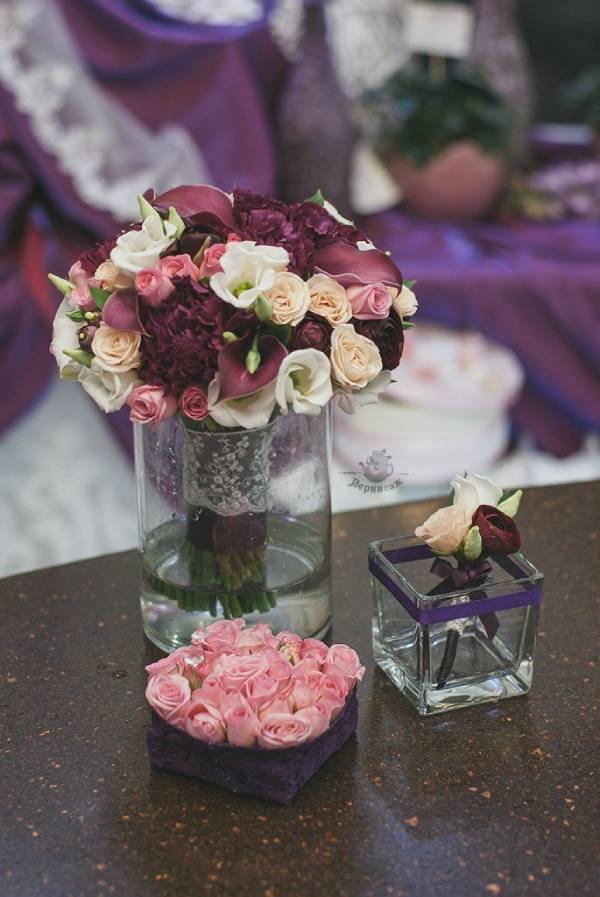 свадебный букет с каллами и кустовыми розами