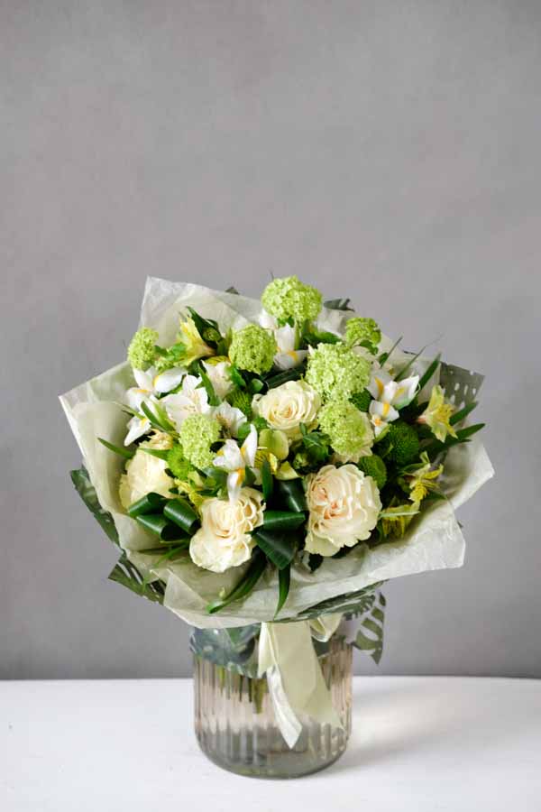 Букет с белыми альстромериями и зеленой хризантемой Филинг Грин (2)
