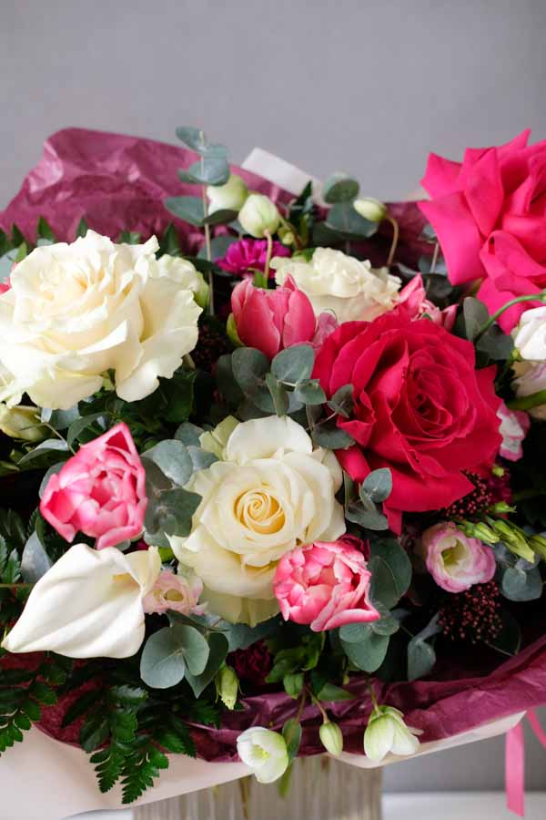 Букет с розами и белыми каллами (1)
