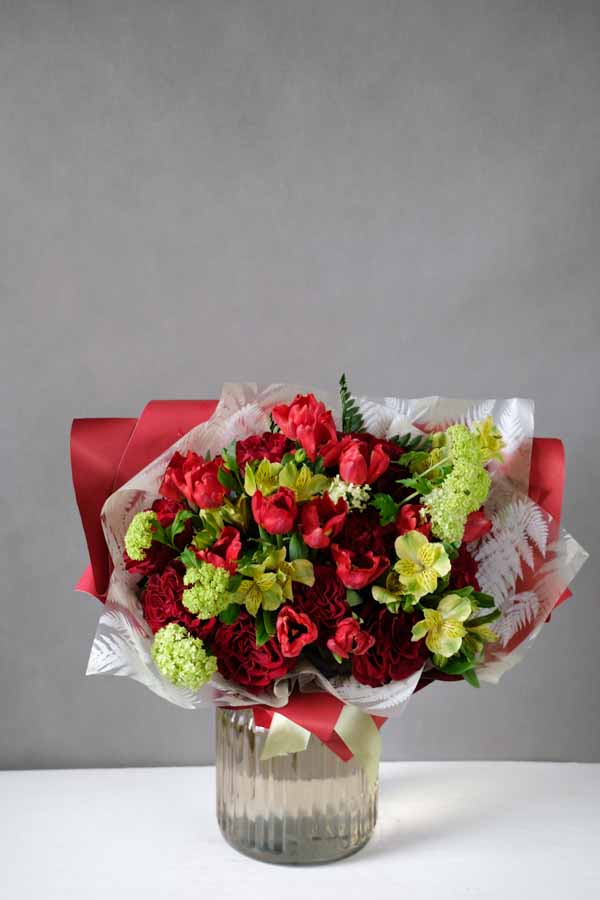 Красный букет с тюльпанами и вибурнумом 1