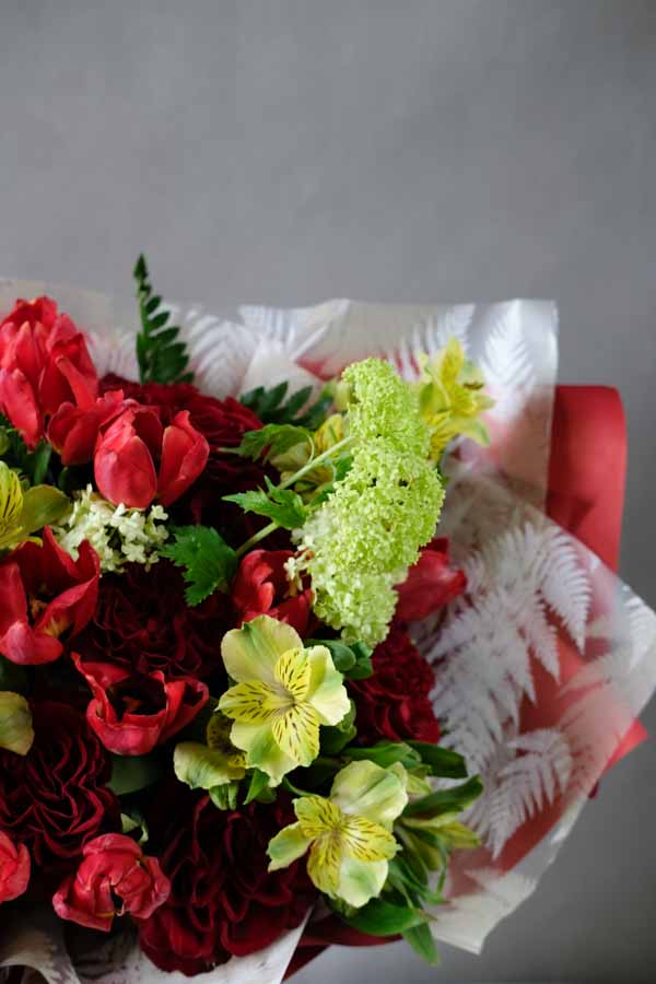 Красный букет с тюльпанами и вибурнумом (4)