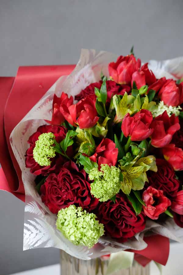 Красный букет с тюльпанами и вибурнумом (5)