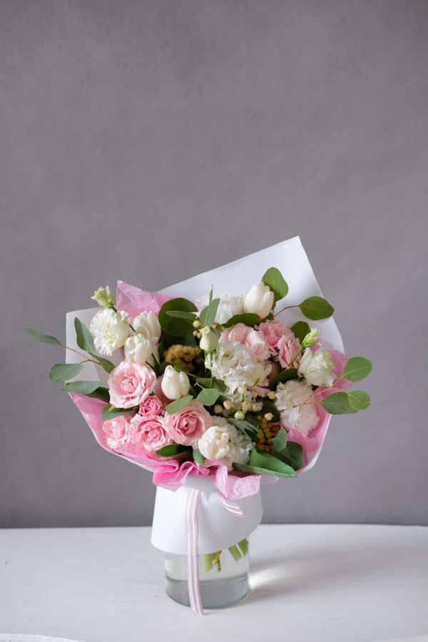 Нежный букет с кустовыми розами и белыми тюльпанами 2
