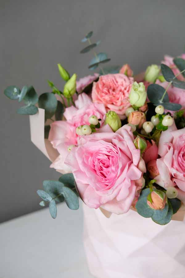 Розовая композиция с пионовидными розами и орхидеями (1)