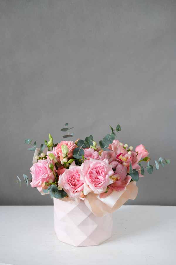 Розовая композиция с пионовидными розами и орхидеями (2)