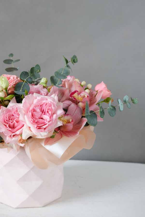 Розовая композиция с пионовидными розами и орхидеями (3)
