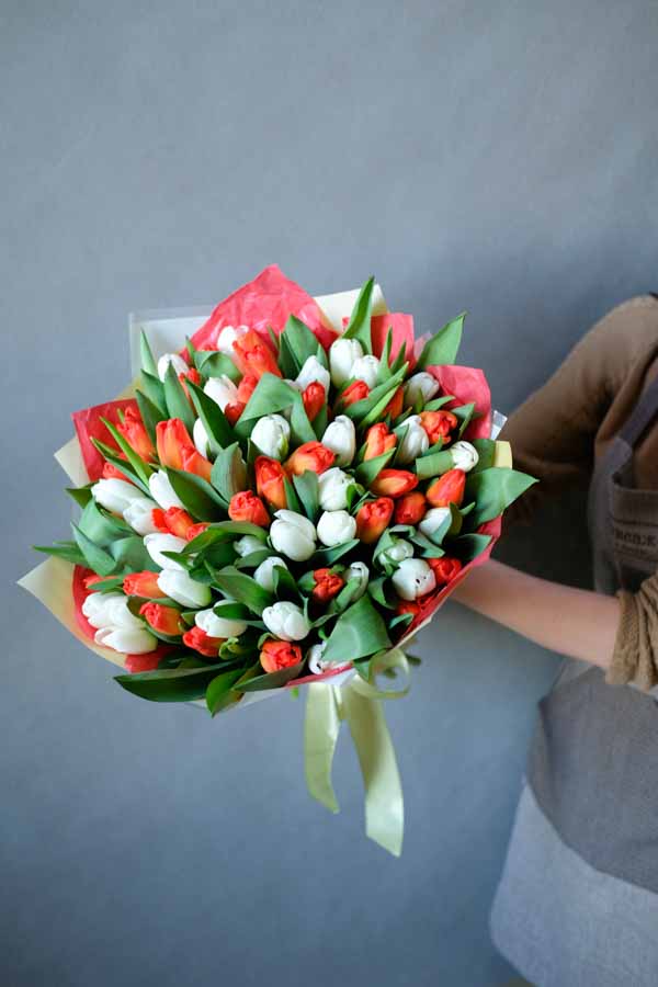 Букет из красных и белых тюльпанов (6)