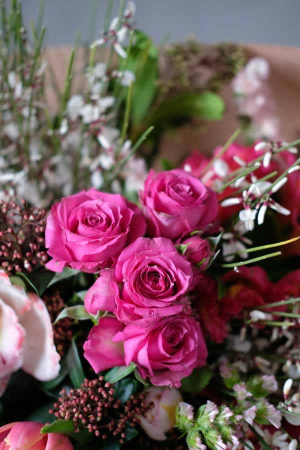Букет-растрепыш с генистой и розами (1)