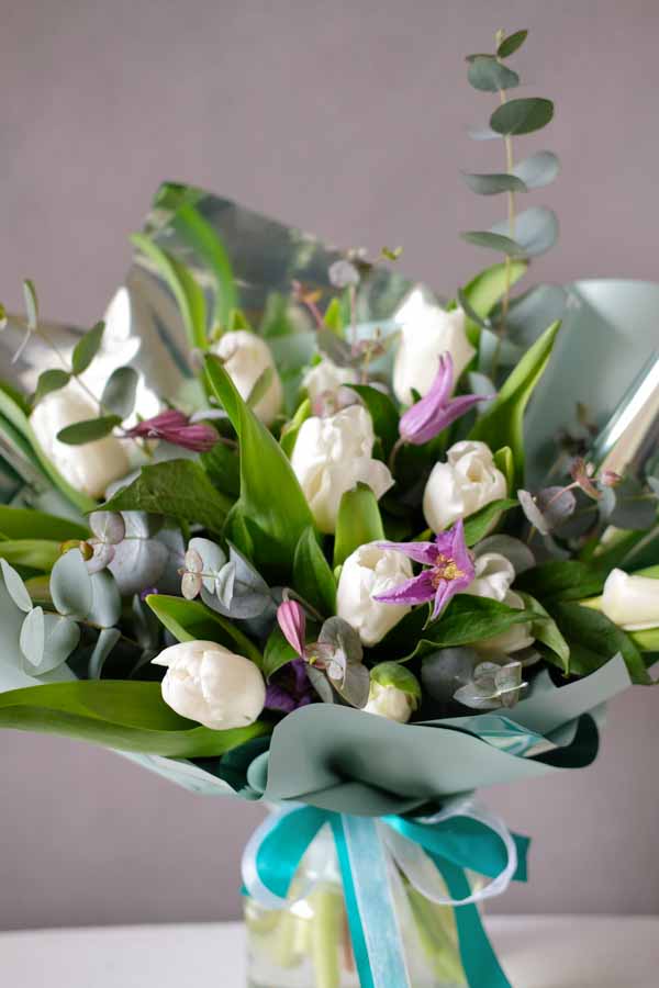 Букет с белыми тюльпанами и клематисами (1)