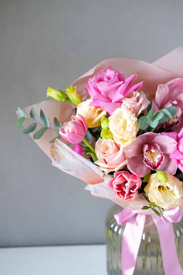 Букет с вывернутыми розами и орхидеей в розовом цвете (3)