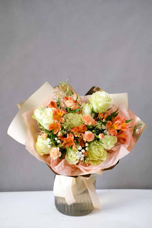 Букет с оранжевой альстромерией и салатовой розой (1)