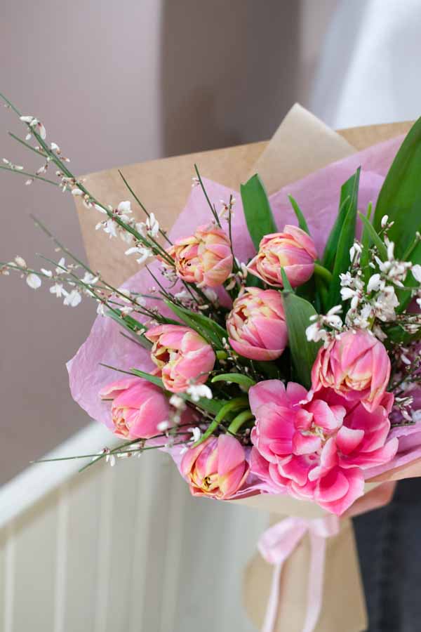 Букет с розовыми пионовидными тюльпанами и генистой (1)