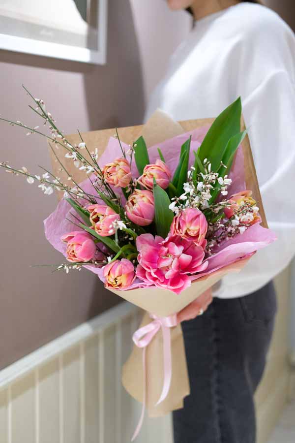 Букет с розовыми пионовидными тюльпанами и генистой (2)