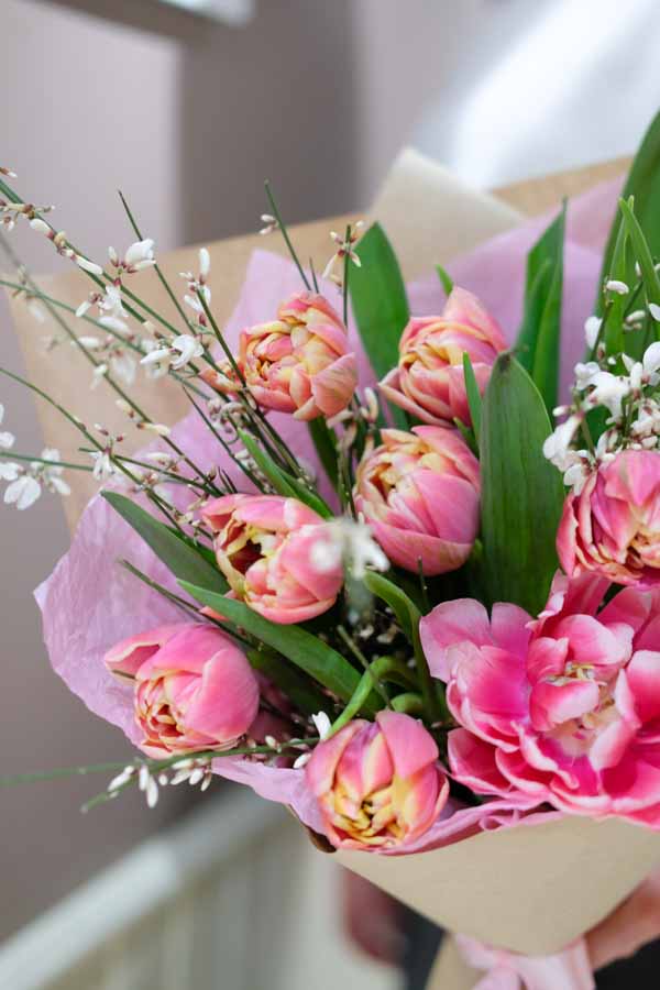 Букет с розовыми пионовидными тюльпанами и генистой (3)