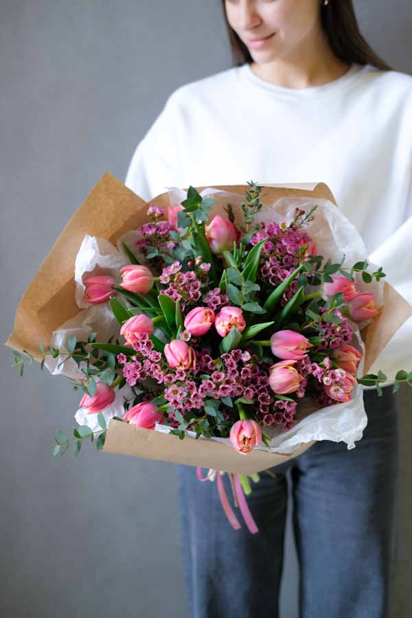 Букет с розовыми тюльпанами и ваксфлауэром (2)