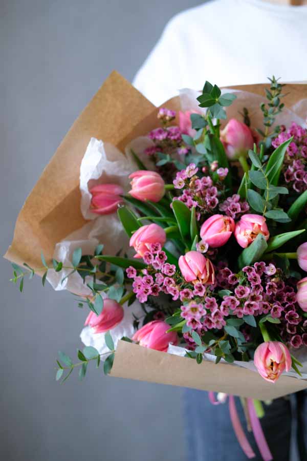 Букет с розовыми тюльпанами и ваксфлауэром (3)