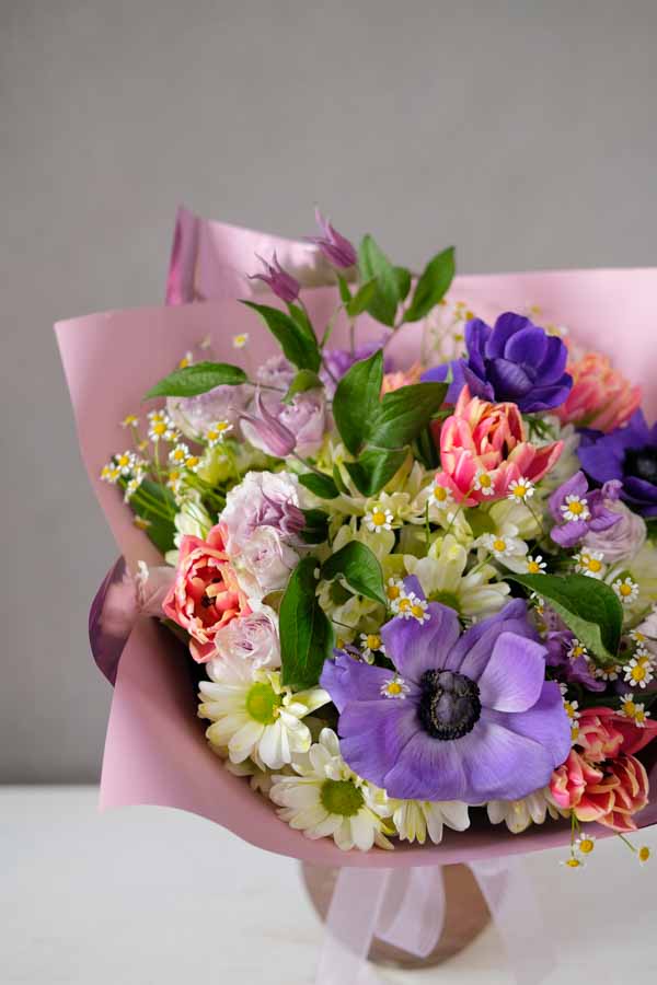Букет с хризантемой, анемонами и пионовидными тюльпанами (1)