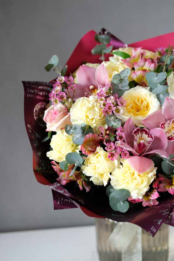 Букет со светло-желтыми розами и орхидеей (1)