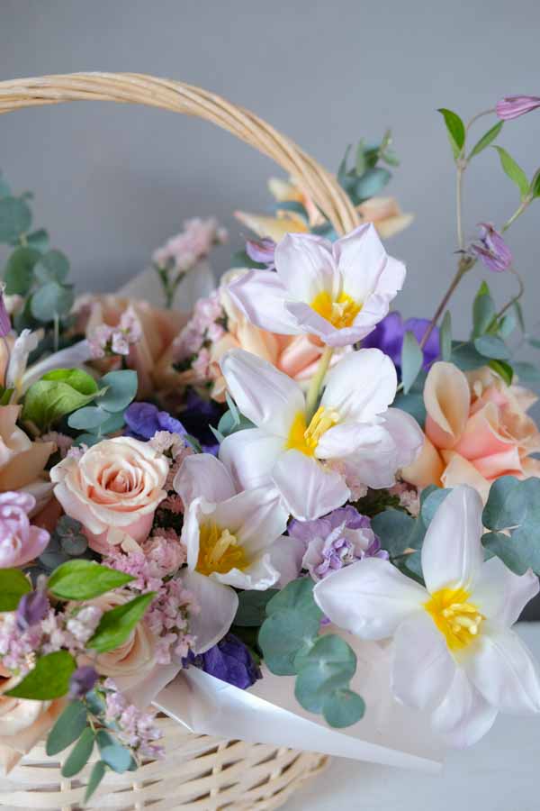 Комозиция с вывернутыми тюльанами и светло-персиковыми розами (4)