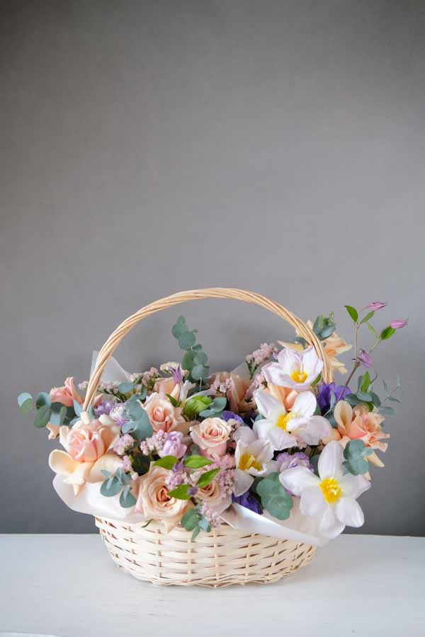 Комозиция с вывернутыми тюльанами и светло персиковыми розами 5