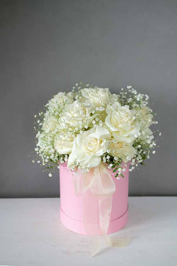 Композиция с белыми розами и гипсофилой в розовой коробке (2)