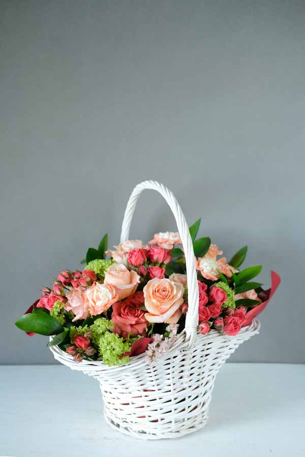 Композиция с красными кустовыми розами и вибурнумом в плетеной корзине (2)