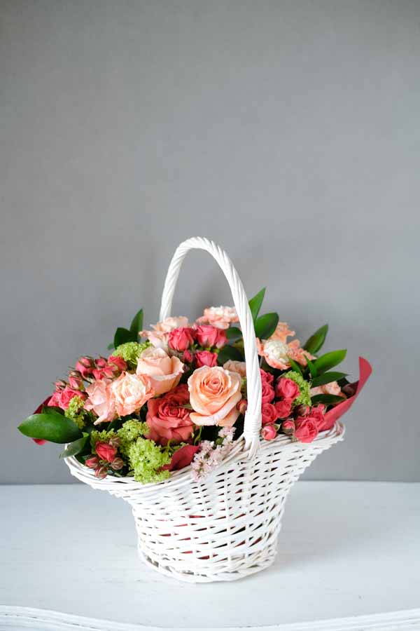 Композиция с красными кустовыми розами и вибурнумом в плетеной корзине 4