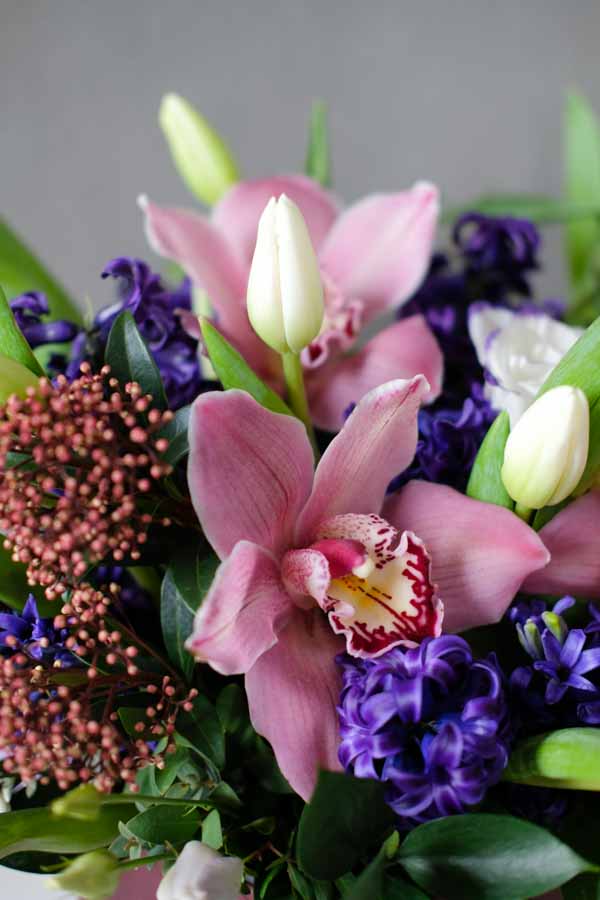Композиция с орхидеями и тюльпанами (1)
