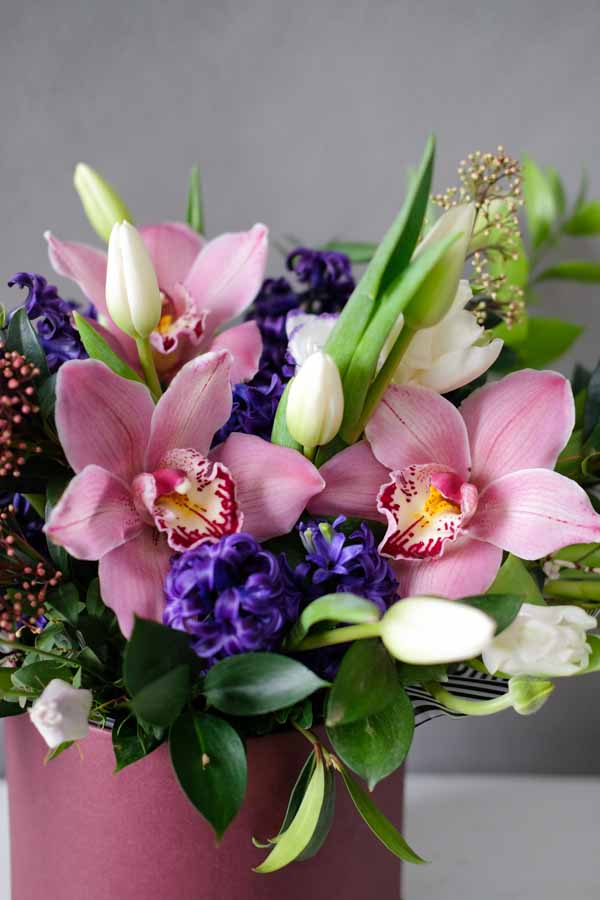Композиция с орхидеями и тюльпанами (4)