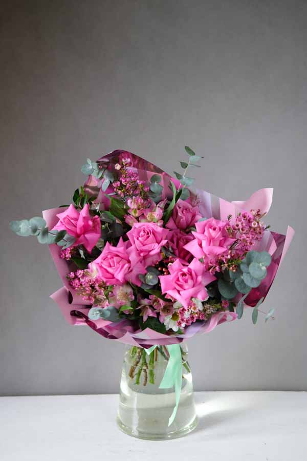 Розовый букет с вывернутыми розами и ваксфлауэром 3