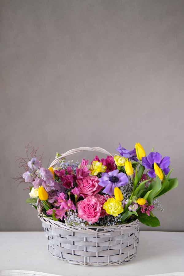 Яркая композиция с розами и желтыми тюльпанами в плетеной корзине (7)