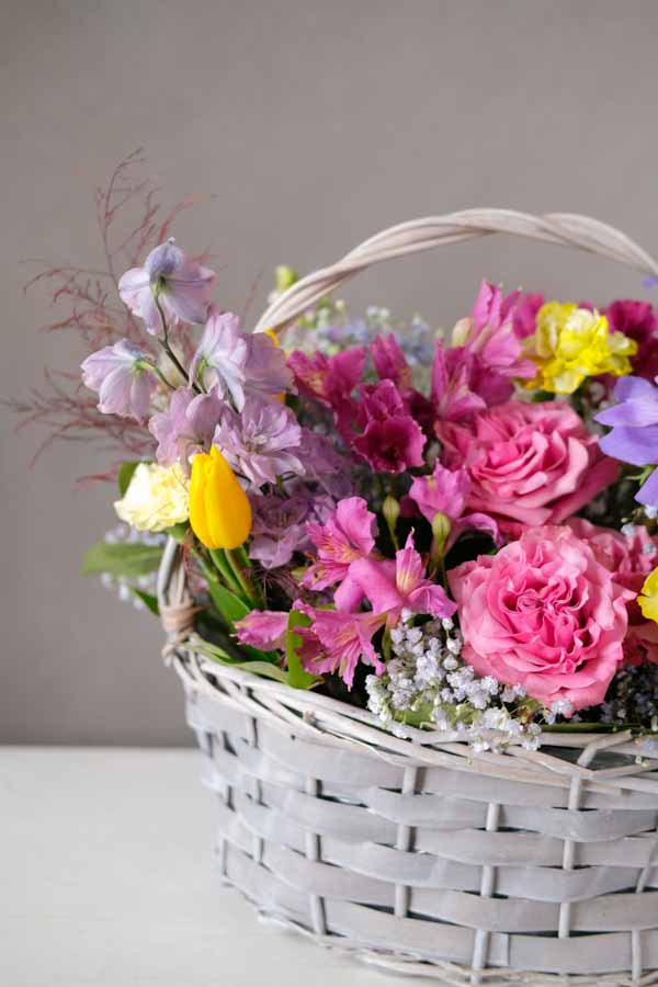 Яркая композиция с розами и желтыми тюльпанами в плетеной корзине (9)