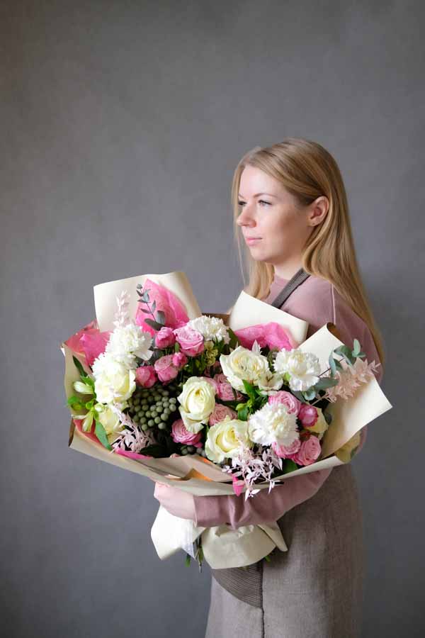 Букет с белым диантусом, брунией и кустовыми розами (1)