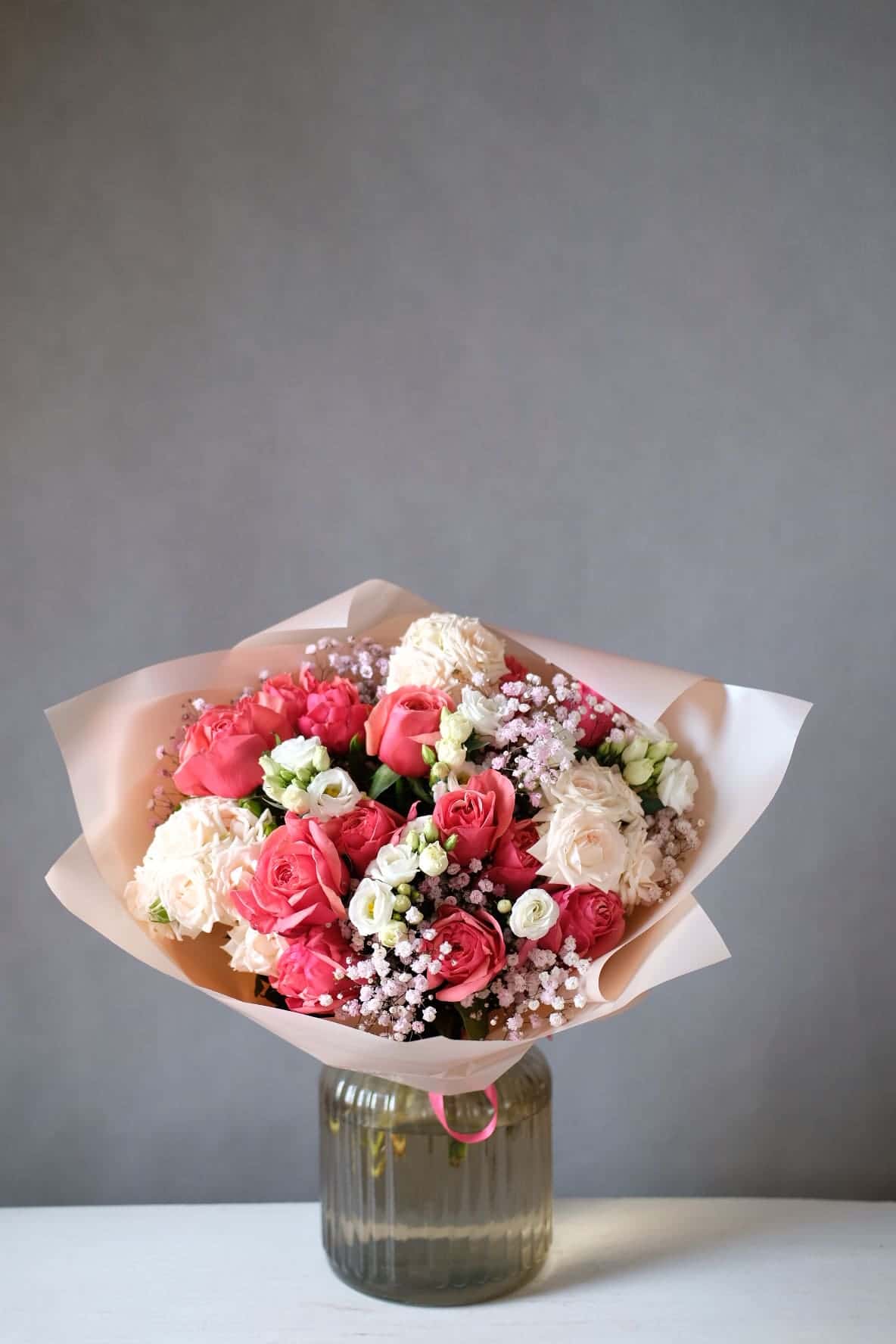 Букет с белыми кустовыми розами, эустомой и гипсофилой (2)