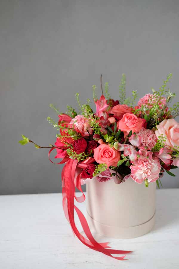 Красно-розовая композиция с розами и альстромерией (1)