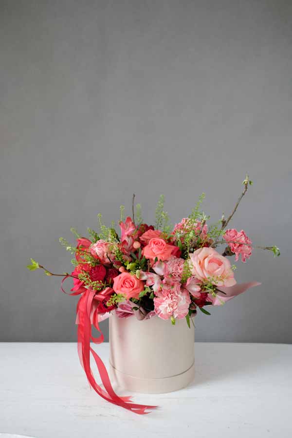 Красно розовая композиция с розами и альстромерией 4