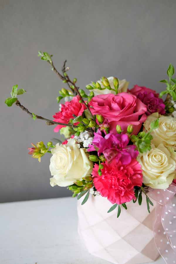 Мини композиция в розовой коробке с розами и ветками (1)