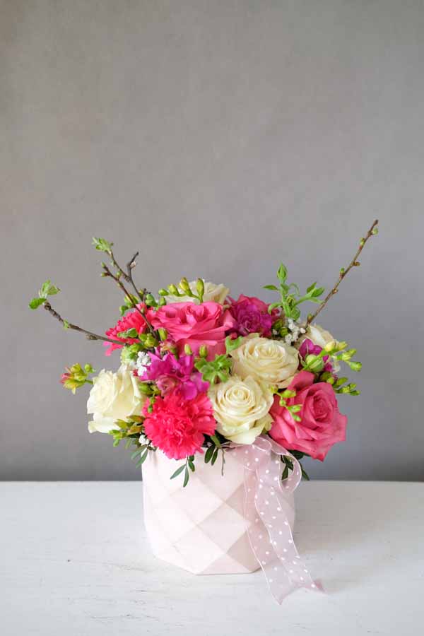 Мини композиция в розовой коробке с розами и ветками (3)