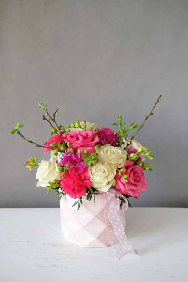 Мини композиция в розовой коробке с розами и ветками (4)