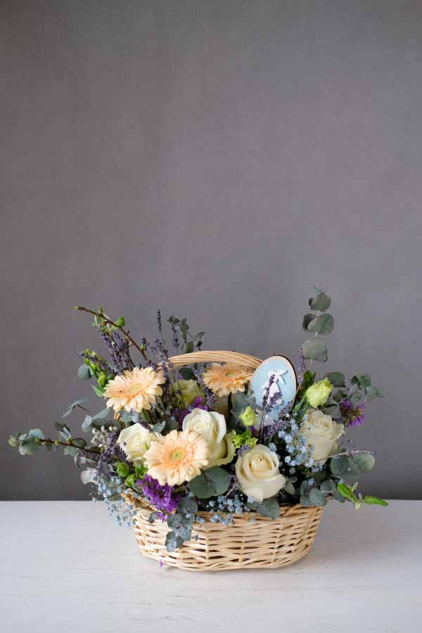 Плетеная корзина с герберами, лавандой и розами (2)
