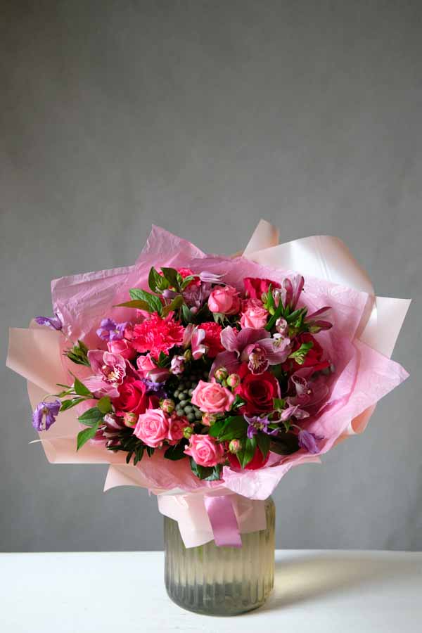 Пышный розово сиреневый букет с орхидеей и клематисами 3