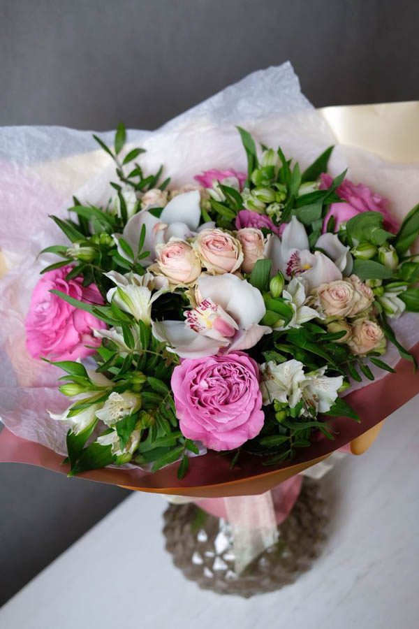 Бело-розовый букет с розами, орхидеями и зеленью (5)