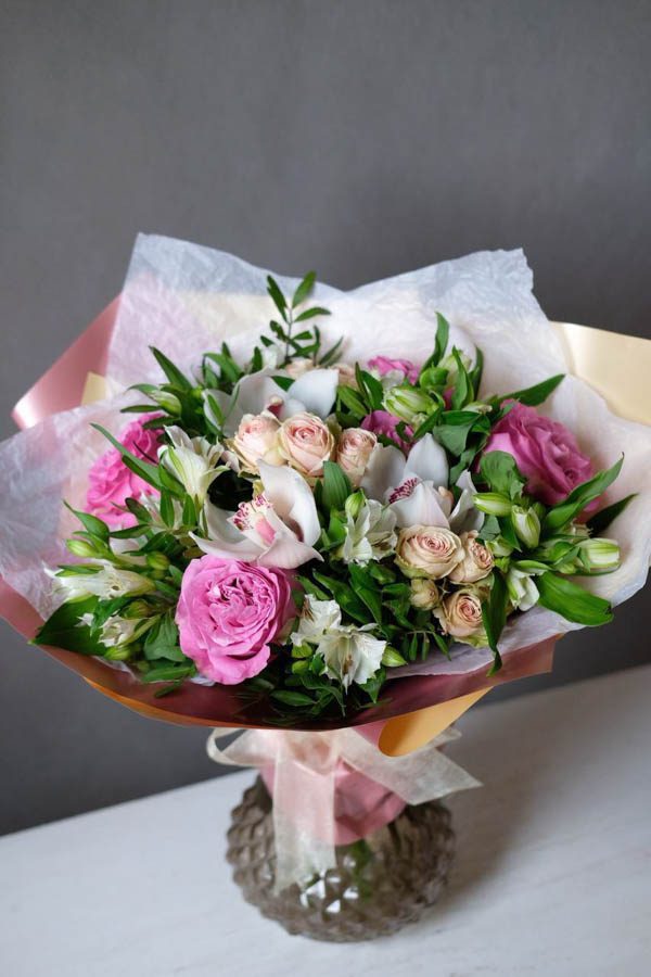 Бело-розовый букет с розами, орхидеями и зеленью (6)