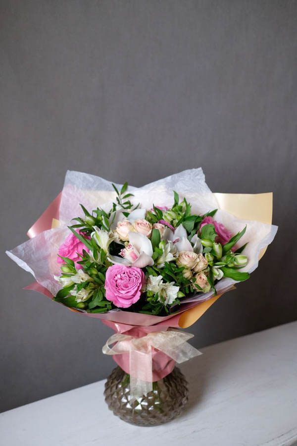 Бело розовый букет с розами орхидеями и зеленью 7