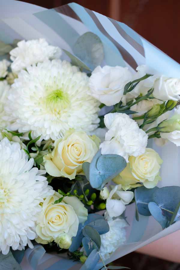 Белый букет с эустомой, розами и хризантемой Магнум (3)