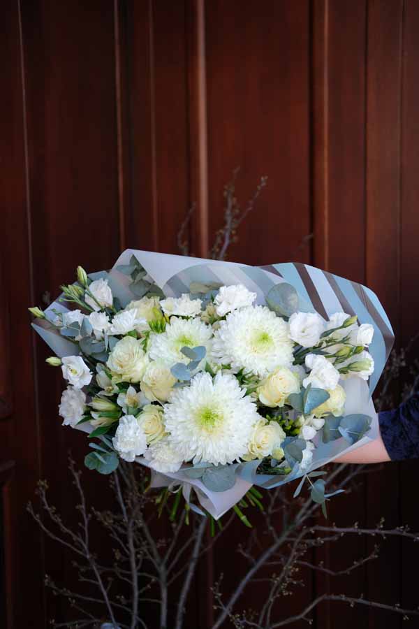 Белый букет с эустомой розами и хризантемой Магнум 5